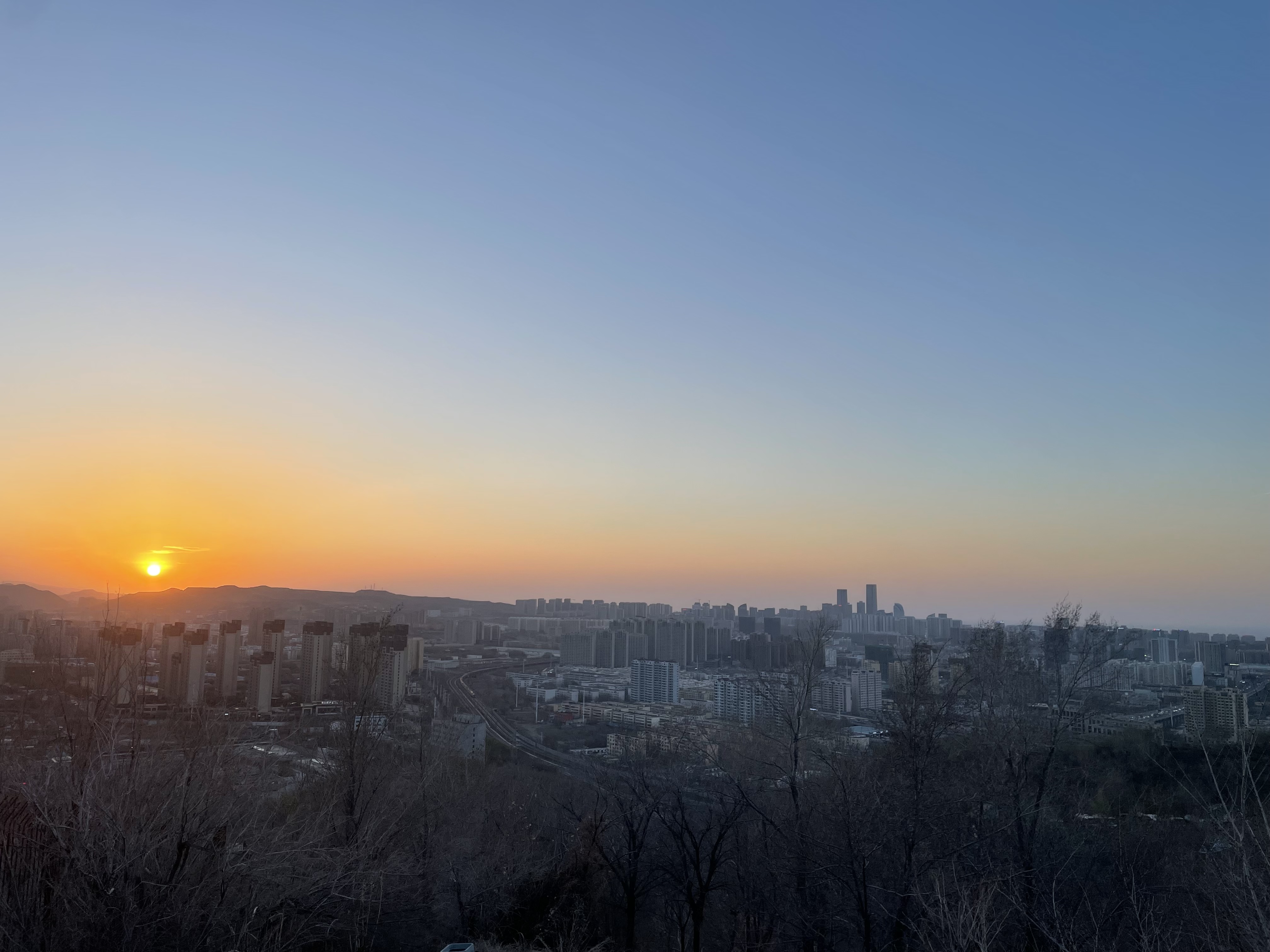 下午八点三十五分的夕阳