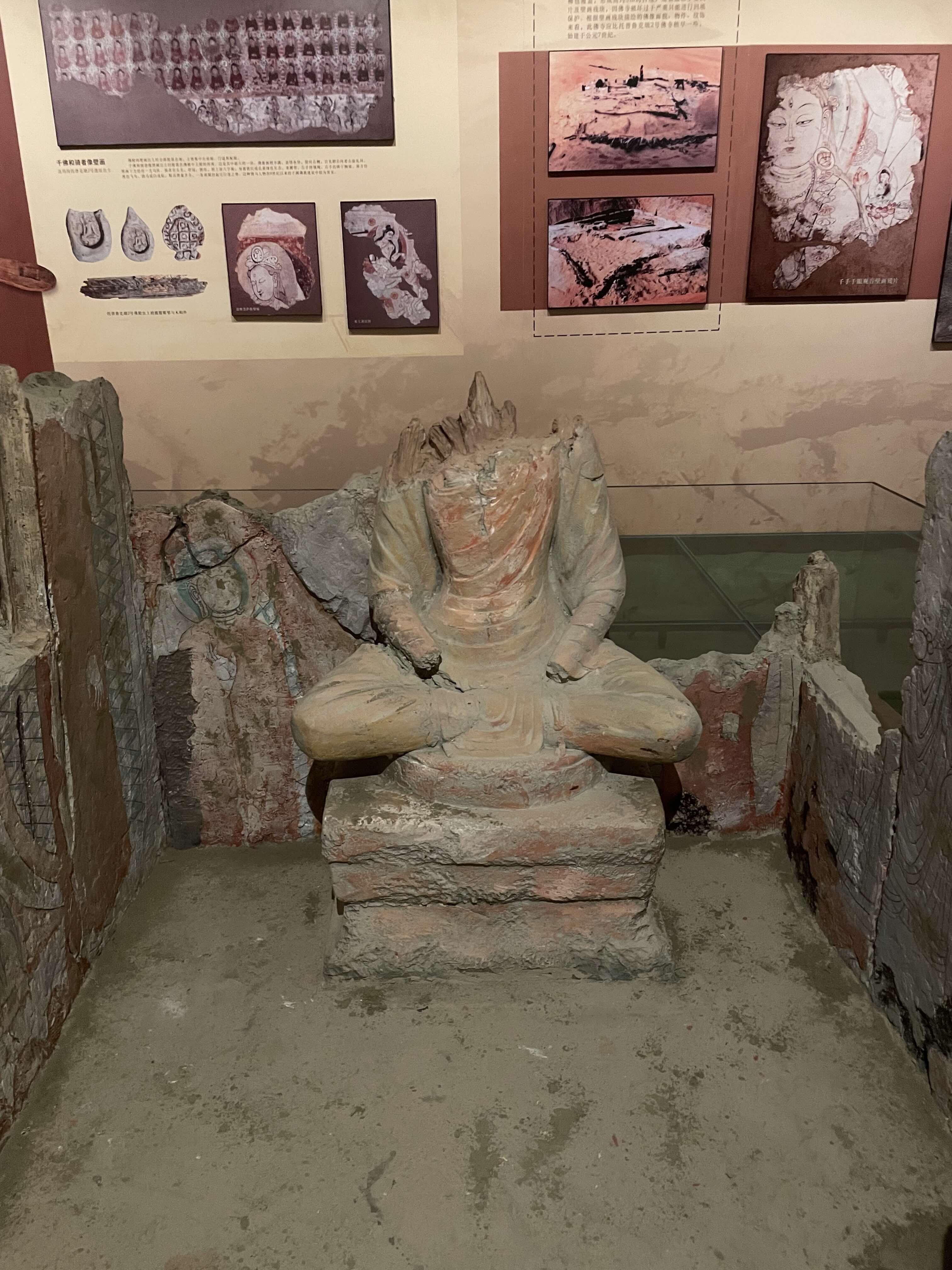 达玛沟托普鲁克墩1号佛寺被毁弃的佛像