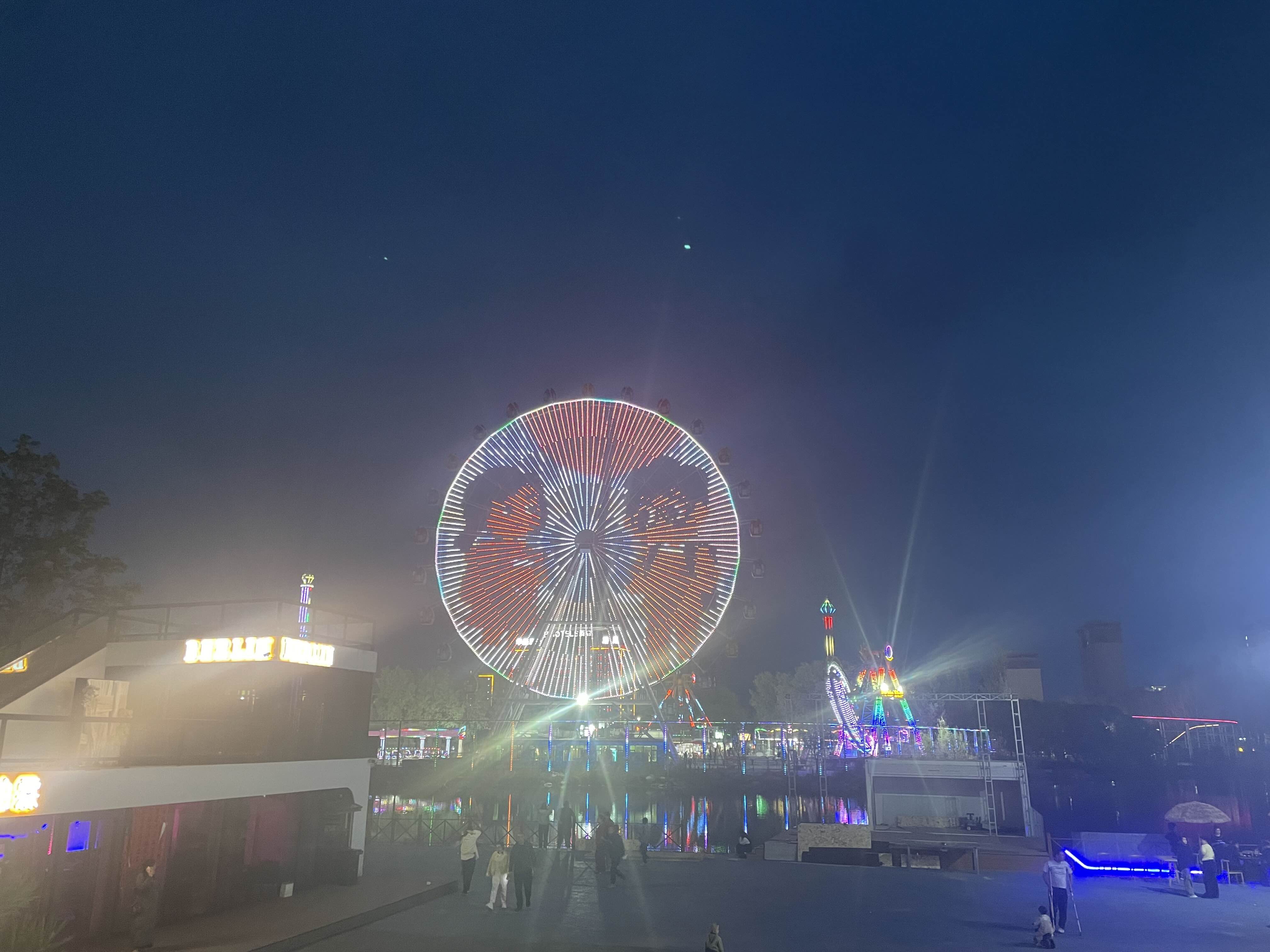 儿童公园背面看到的摩天轮